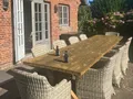 Großer Tisch im Garten mit Platz für 10 Personen