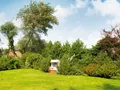 Großer Garten mit Strandkorbecke