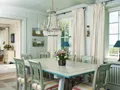 Großzügiger Essbereich mit antiken Möbeln
