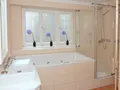 Bad mit Whirlwanne und Dusche nebst Sauna