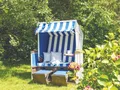 Strandkorbecke im Garten